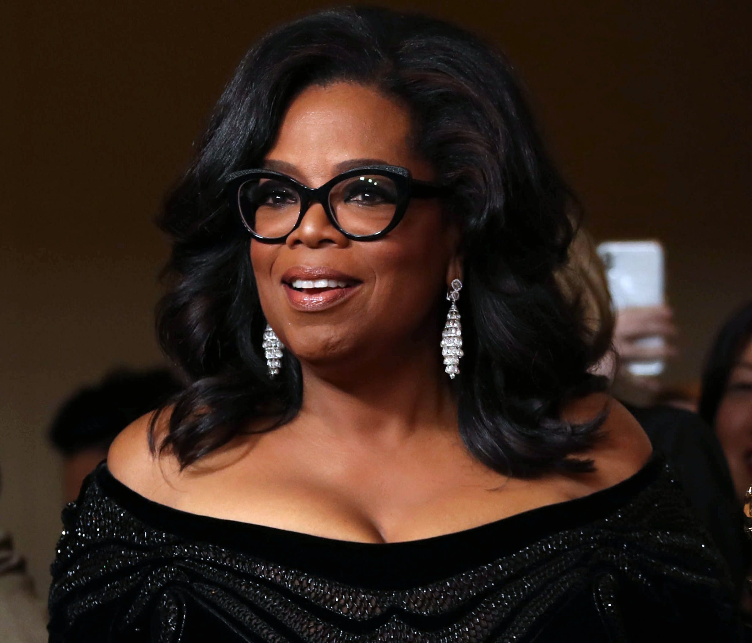 epa06424209 Oprah Winfrey holds the 2018 Golden Globe Cecil B. DeMille Award in the press room during the 75th annual Golden Globe Awards ceremony at the Beverly Hilton Hotel in Beverly Hills, California, USA, 07 January 2018.  EPA-EFE/MIKE NELSON OR