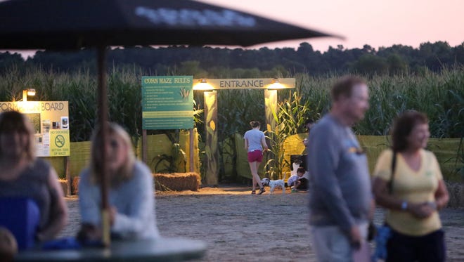 Cuando se pone el sol, la gente se reúne para caminar por el laberinto del centro sur en el Agricenter el 20 de septiembre de 2016. El laberinto de este año será una recreación del diseño inaugural del horizonte de Memphis.