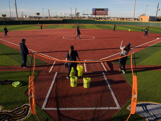 636524777798578378-1060118001-SOF-Carroll-softball-15.jpg