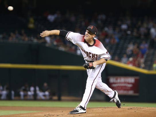 Diamondbacks Zack Greinke (21) pitches against the