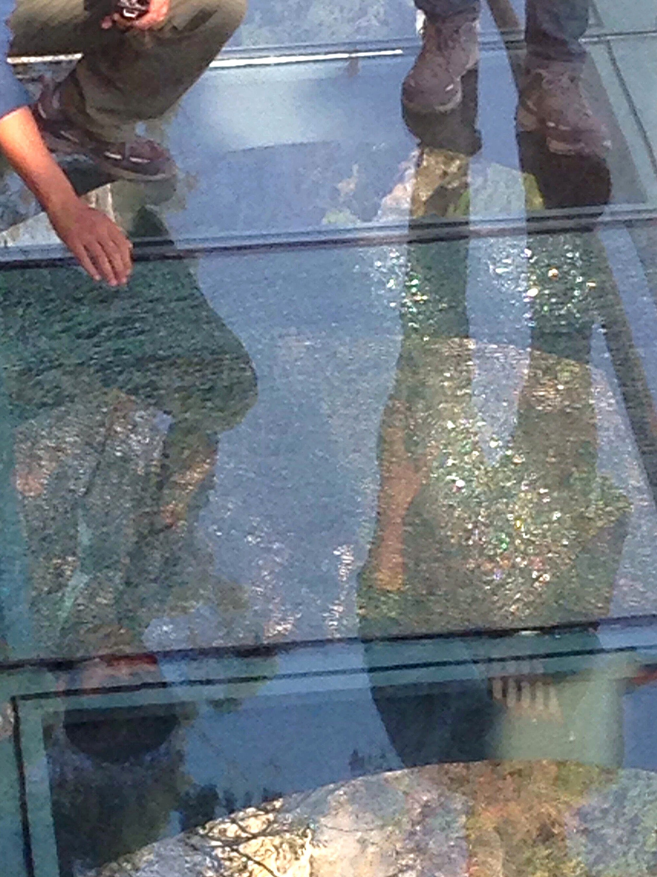 Terror At 3 500 Feet As Glass Walkway In China Cracks