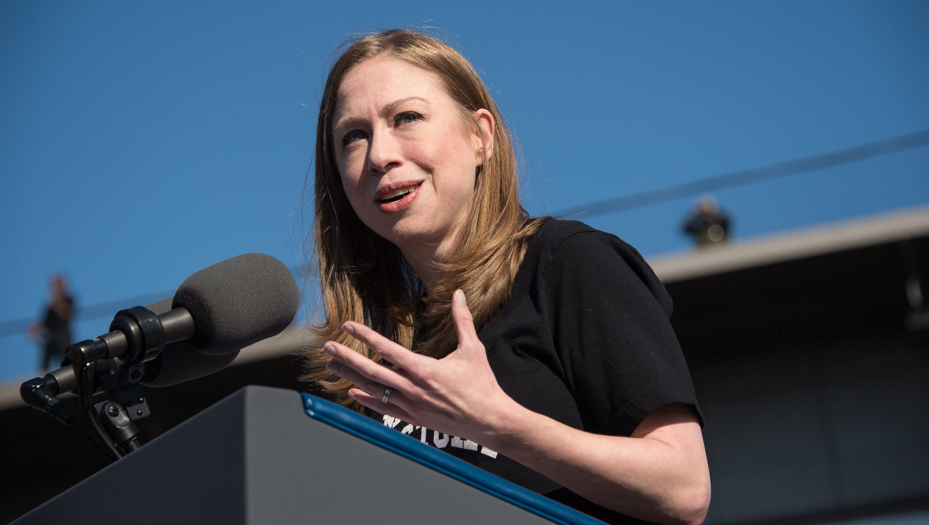 Chelsea Clinton Reveals She S Pregnant With Third Baby