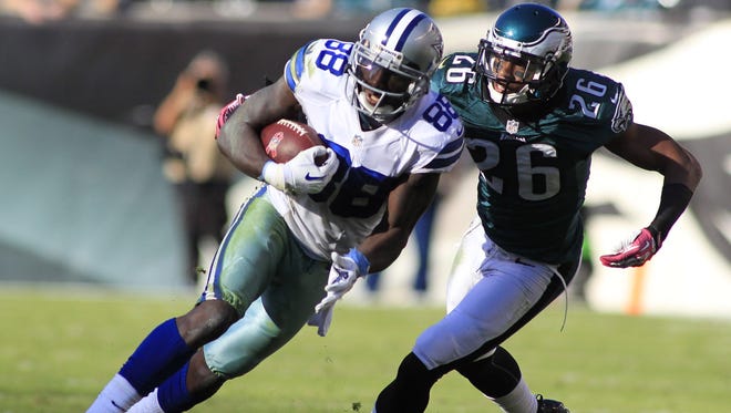 Dallas Cowboys wide receiver Dez Bryant (88) leans in to Philadelphia Eagles cornerback Cary Williams on Oct. 20, 2013.