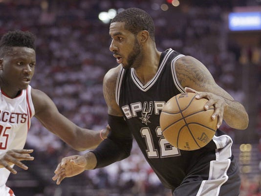 Spurs Lamarcus Aldridge Fights Through Knee Issues In Game