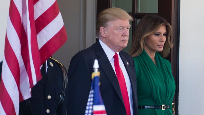 epa05890519 US President Trump and First Lady Melania Trump  prepare to greet  King Abdullah II of Jordan at the White House on April 5, 2017.