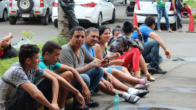 Cerca de 70 cubanos que llegaron a Panamá después de formalizado un puente aéreo con México para el traslado de casi 4,000 al norte de América, esperan a la intemperie.