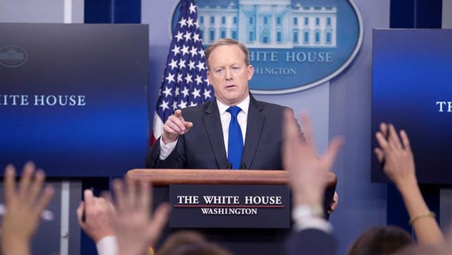 El secretario de prensa de la Casa Blanca, Sean Spicer (c), miércoles 1 de febrero de 2017, durante la presentación de noticias diarias en la Sala de Prensa James Brady, en la Casa Blanca, en Washington, DC, (Estados Unidos).