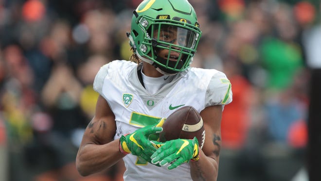 Oregon Ducks wide receiver Darren Carrington II (7) catches the ball for a touchdown in the first half against the Oregon State Beavers at Reser Stadium.