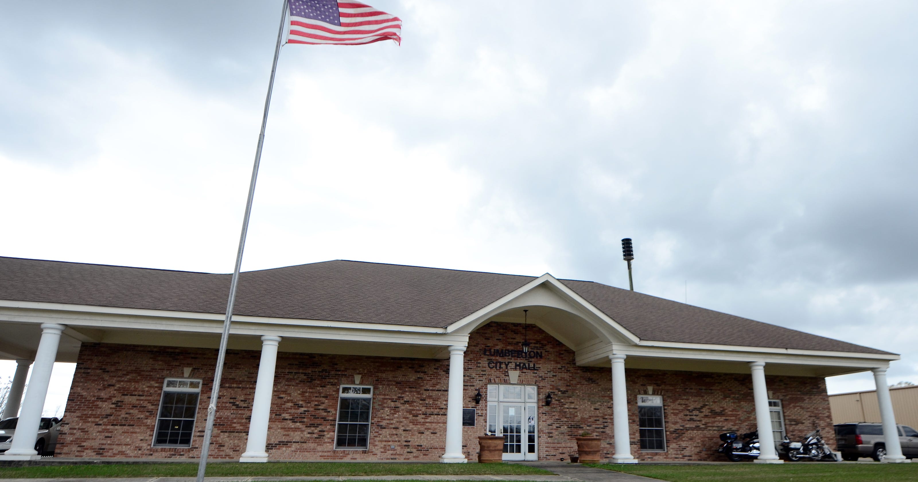 Man who was exposing himself, waving gun, dead, sheriff says