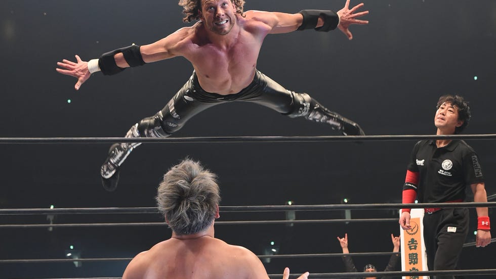 ケニー・オメガ、岡田和ちかに飛び込む 写真: New Japan Pro Wrestling