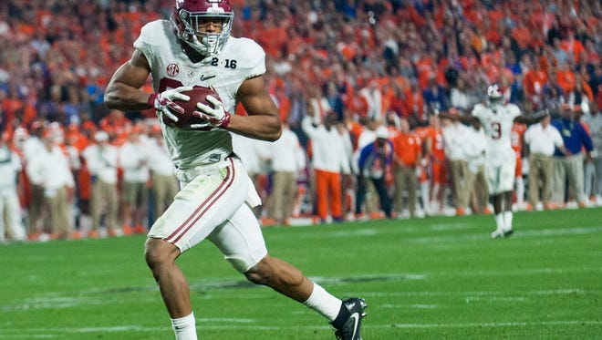 Alabama tight end O.J. Howard (88) scores his second touchdown against Clemson in the College Football Playoff Championship Game on Monday January 11, 2016 at University of Phoenix Stadium in Glendale, Az.
