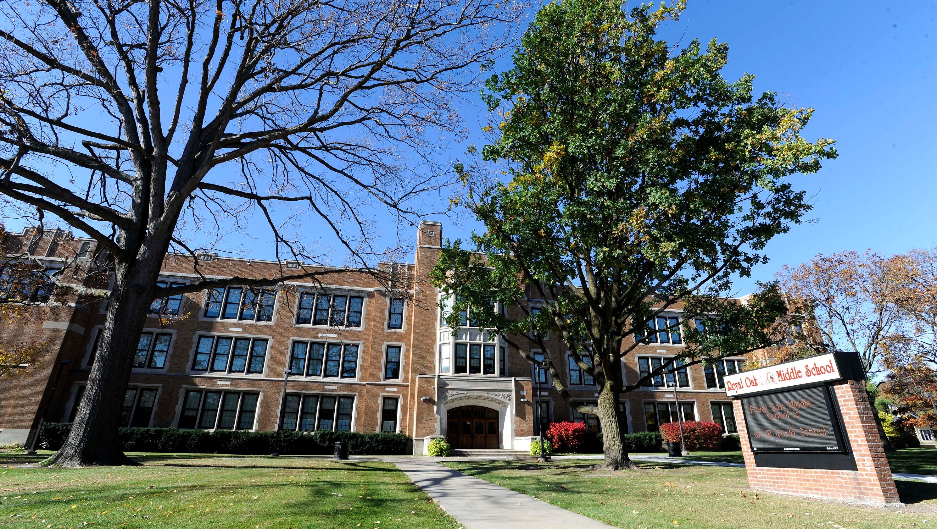 Royal Oak Middle School students chant #39 Build that wall #39