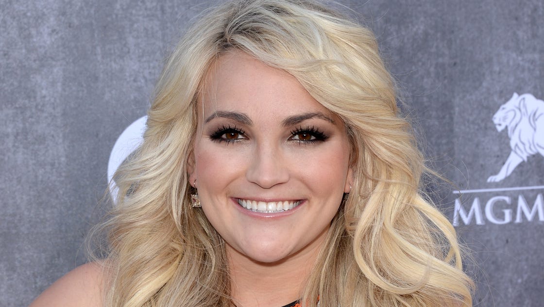 Jamie Lynn Spears waves knife during fight