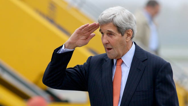 U.S. Secretary of State John Kerry salutes as he arrives at Vienna's Schwechat airport in Austria, Oct. 29, 2015. Kerry has arrived for talks on ending the Syrian war with other key nations, including bitter regional rivals Iran and Saudi Arabia.