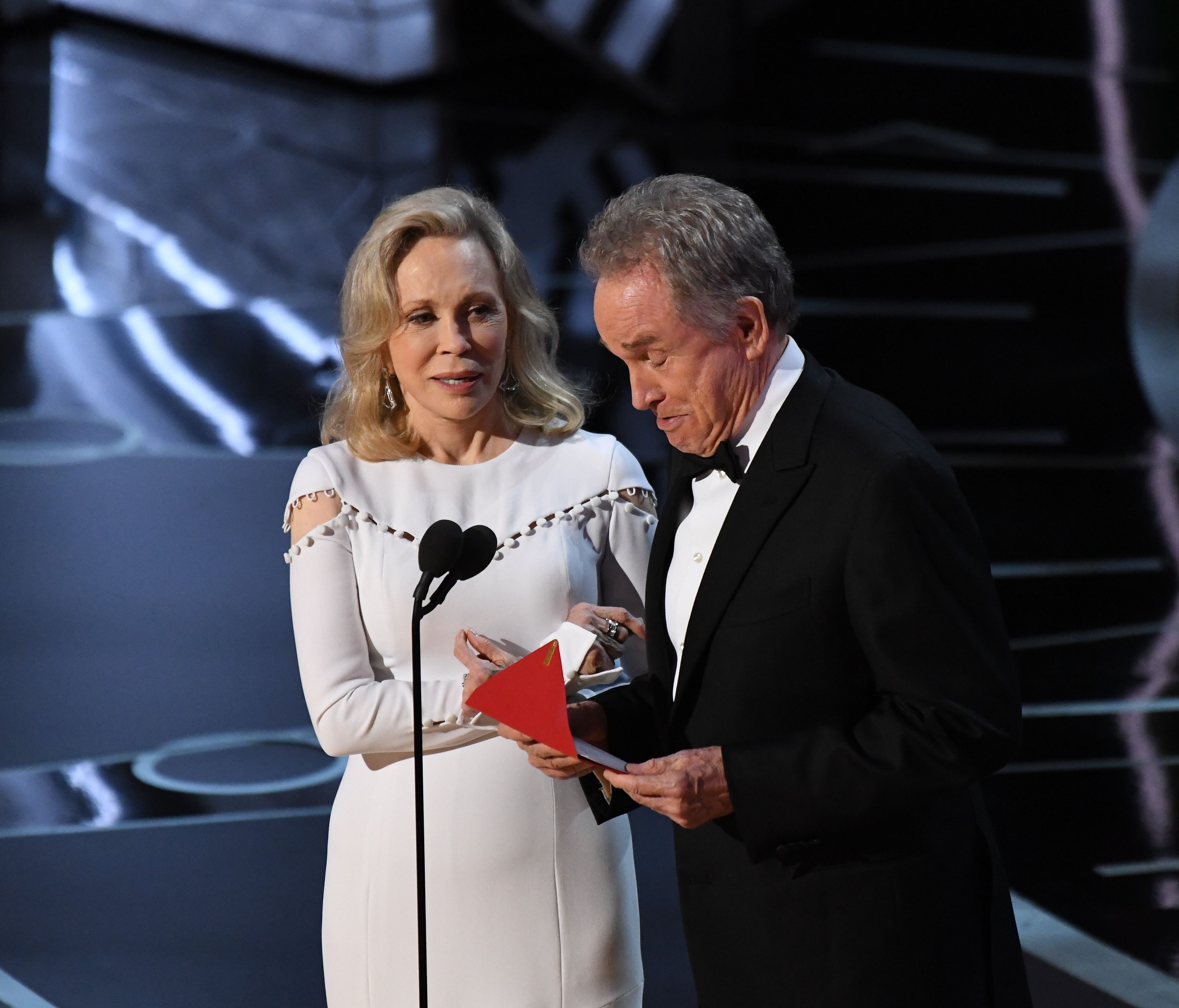 Faye Dunaway and Warren Beatty present the award for best picture.