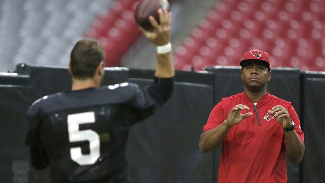 Cardinals Drew Stanton (5) passes the ball to quarterbacks coach Byron Leftwich during practice at University of Phoenix Stadium in Glendale, Ariz. on August 10, 2017.