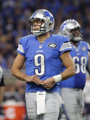 Detroit Lions quarterback Matthew Stafford (9) holds his hand against the Chicago Bears