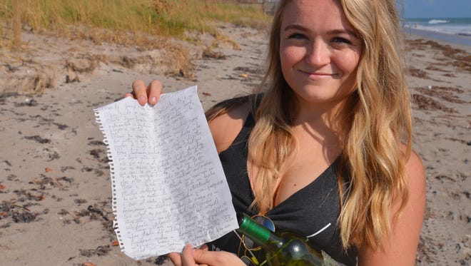 En esta foto de septiembre de 2017, Nikki Gibson (nieve) sostiene la carta y la botella de Sheila Lynn que ella y su futuro esposo, Allen, descubrieron en una playa de Indiana durante el huracán Irma.