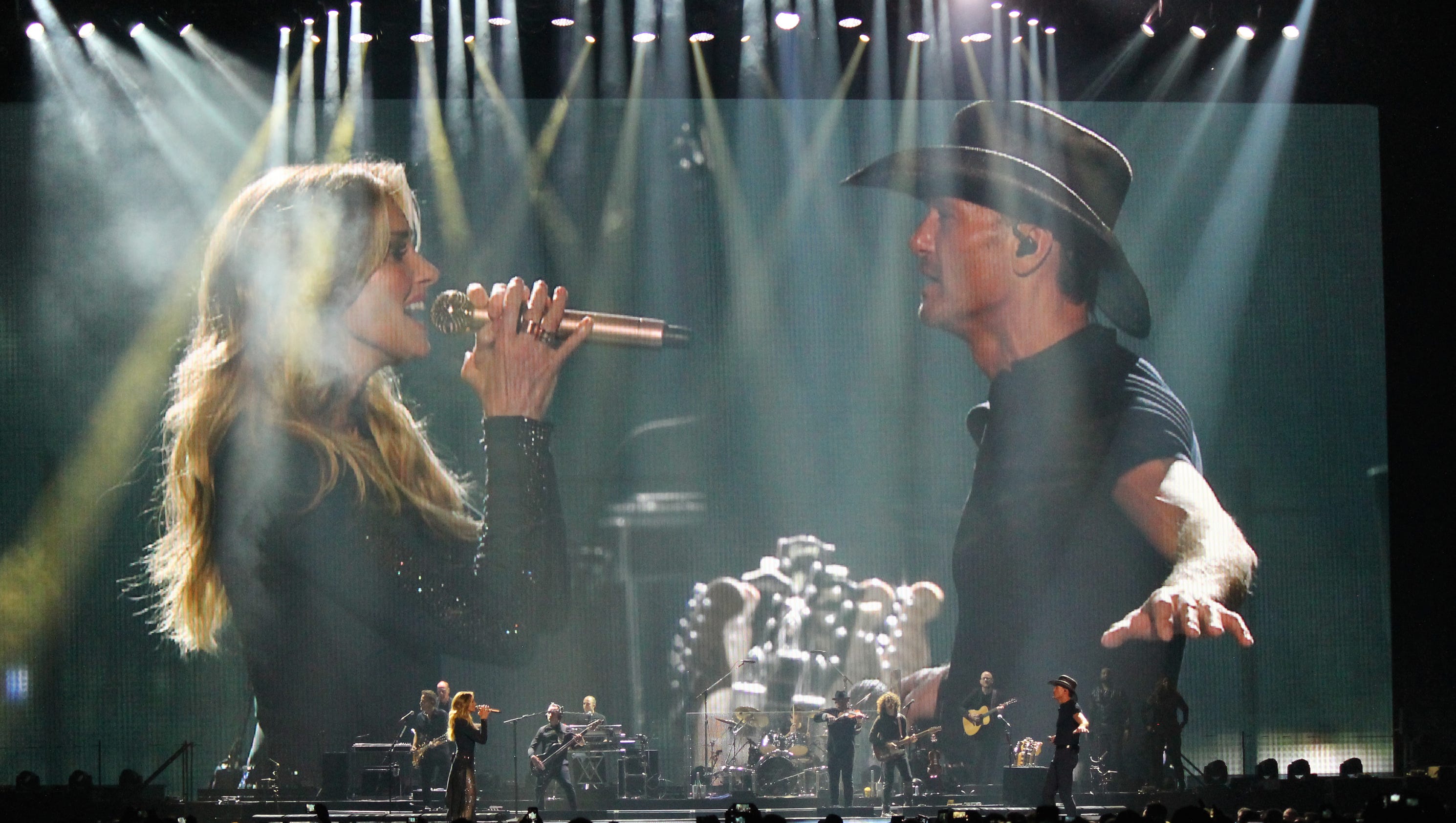 Faith Hill, Tim McGraw showcase eclectic influences in love-inspired performance - Milwaukee Journal Sentinel