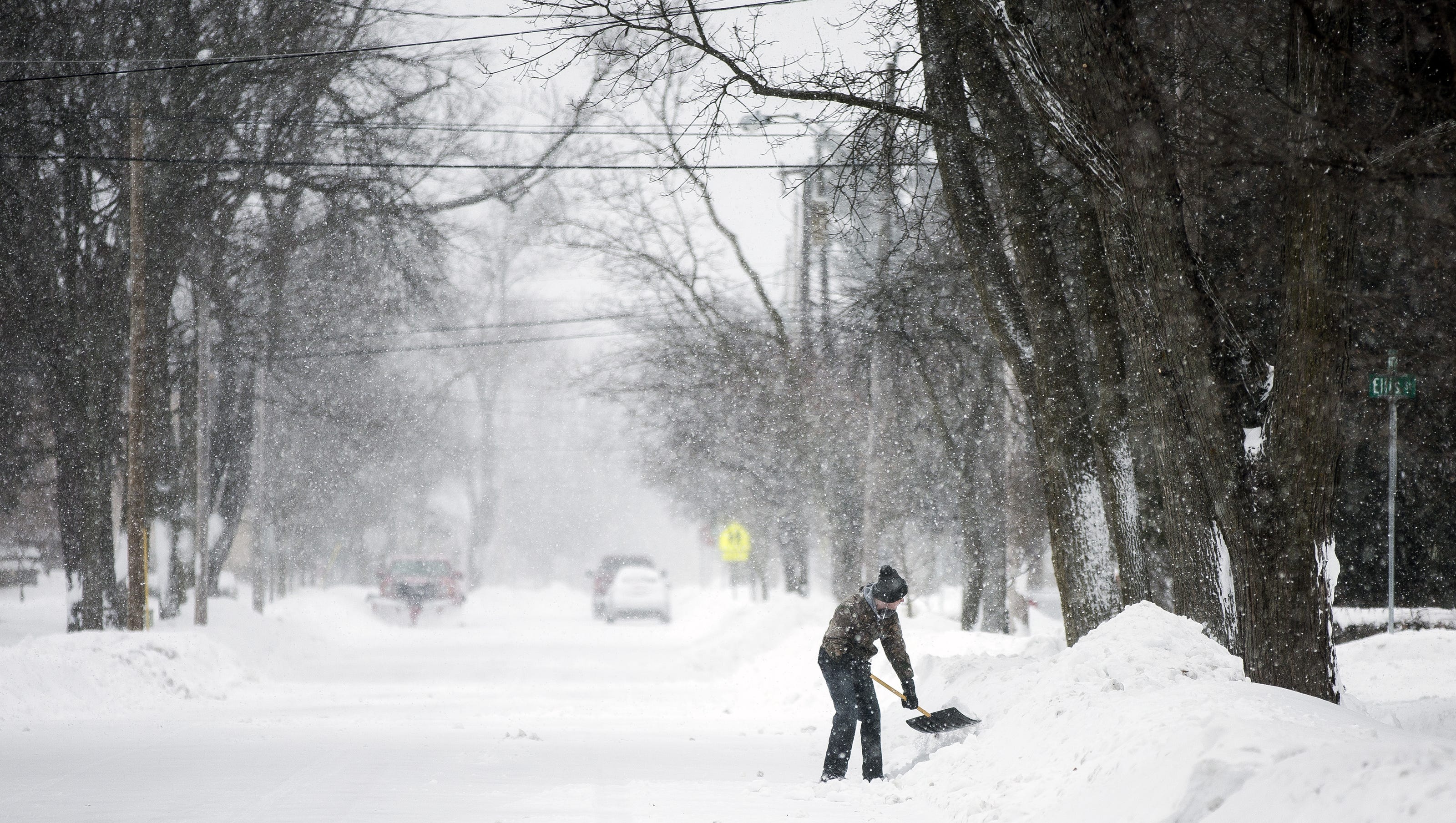 Wisconsin weather Spring blizzard dumps record snow, upends travel