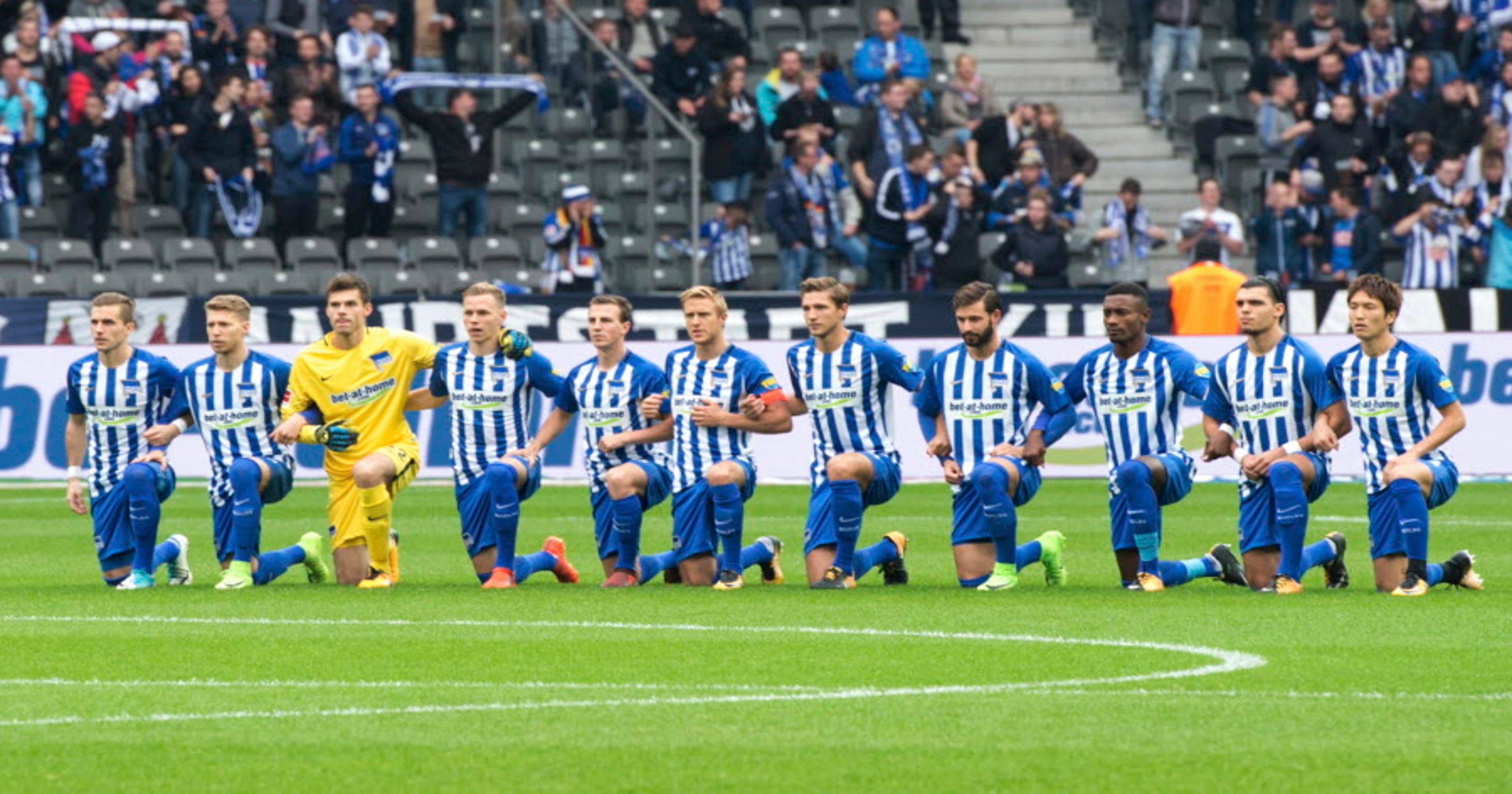 Hertha Berlin 'takes a knee' in show of solidarity with ...