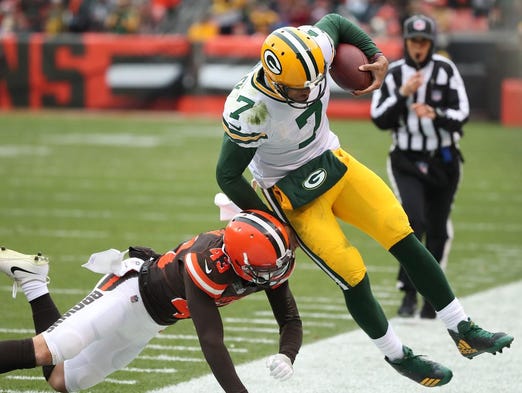 Green Bay Packers quarterback Brett Hundley (7) gets