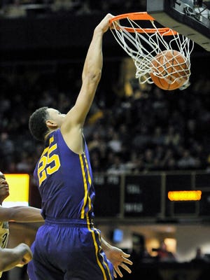 LSU Tigers forward Ben Simmons (25) dunks the ball against the Vanderbilt Commodores during the second half at Memorial Gym. LSU won 90-82.