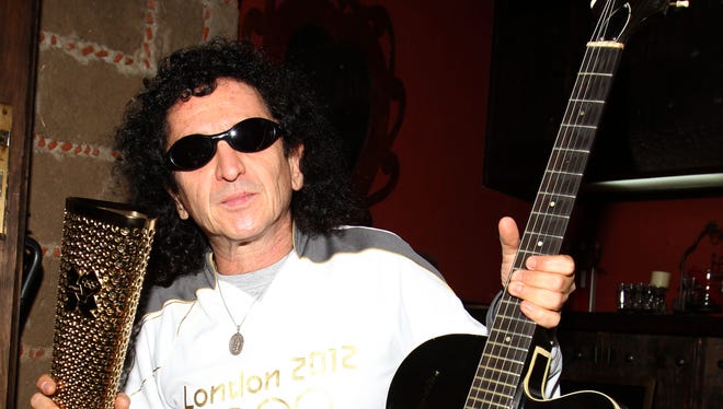 Alex Lora, canta en español a los campeones