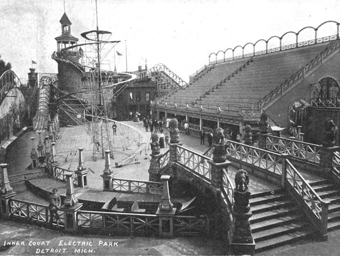A 1906 postcard shows the grandstand facing a spiral