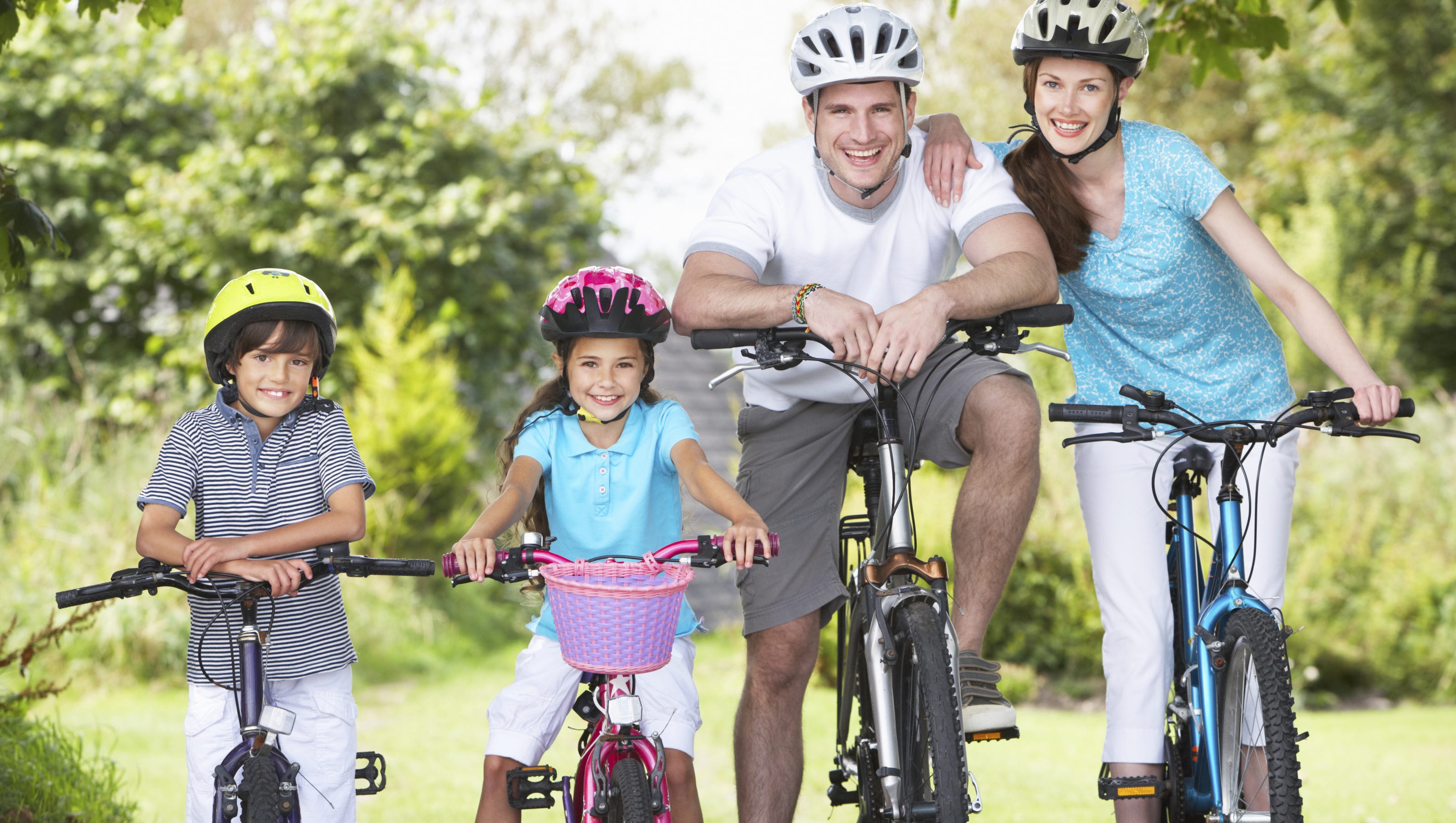 Велосемья. Семья на велосипедах. Велосипеды для всей семьи. Прогулки на велосипеде всей семьей. Семья катается на велосипедах.