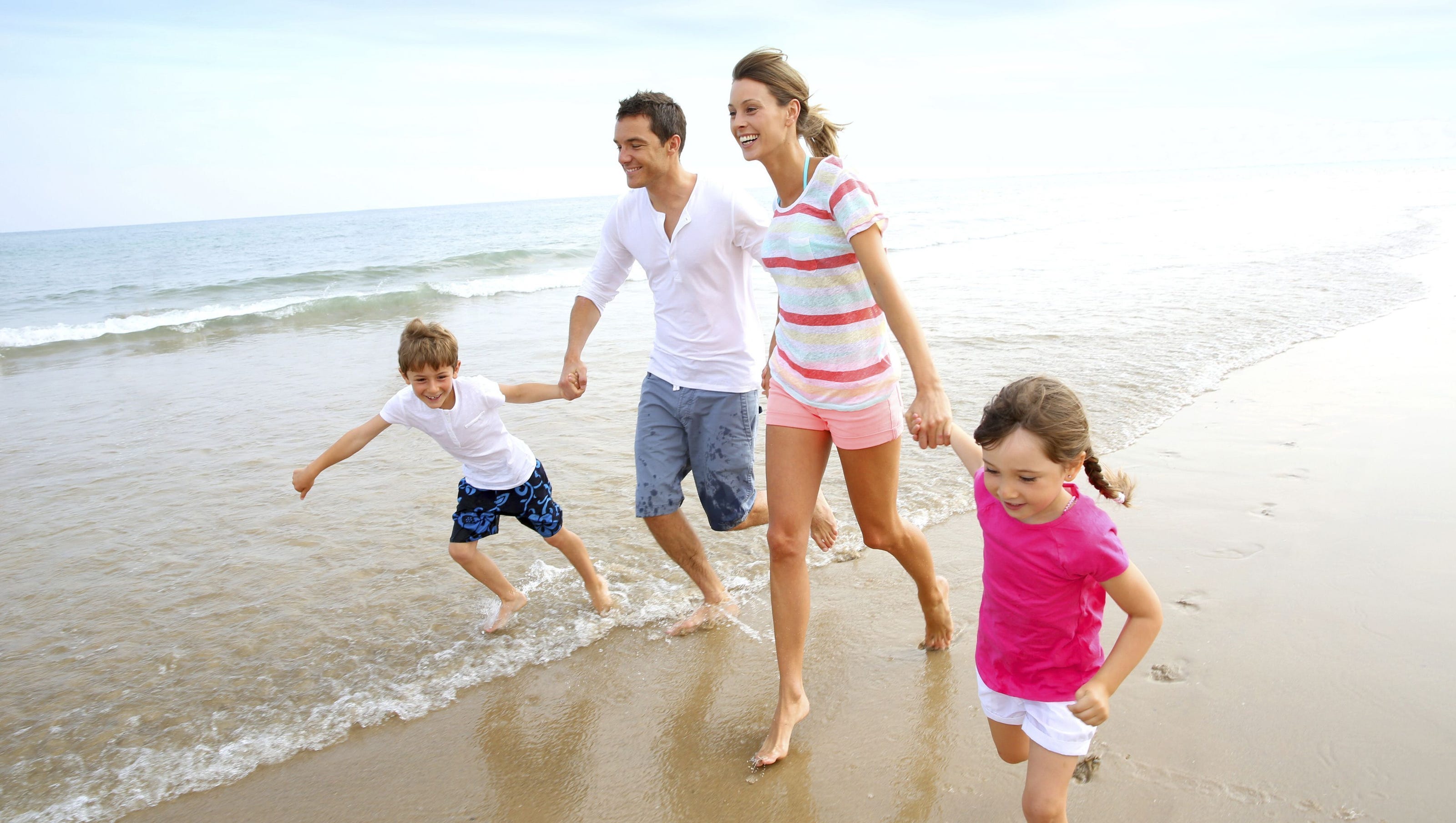 When most people travel. Ребенок в семье. Счастливая семья с детьми на море. Семья со счастливым ребёнком. Дети на море с родителями.