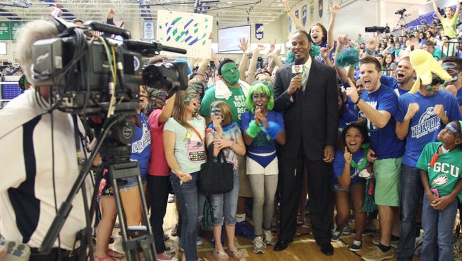 ESPN commentator LaPhonso Ellis is surrounded by FGCU fans at a broadcast from Alico Arena during the ?midnight madness? event at FGCU on Friday night.
 Jack Hardman/The News-Press
ESPN commentator LaPhonso Ellis is surrounded by FGCU fans as they broadcast from Alico Arena during the "Dunk City after Dark", "midnight madness" event at FGCU on Friday night.