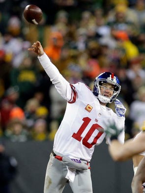 New York Giants quarterback Eli Manning (10) unloads