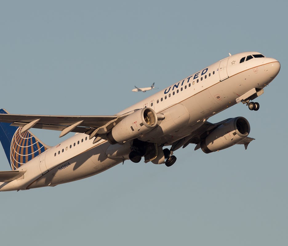 A United Airlines Airbus A320 departs Canada's Vancouver International Airport in December 2016.