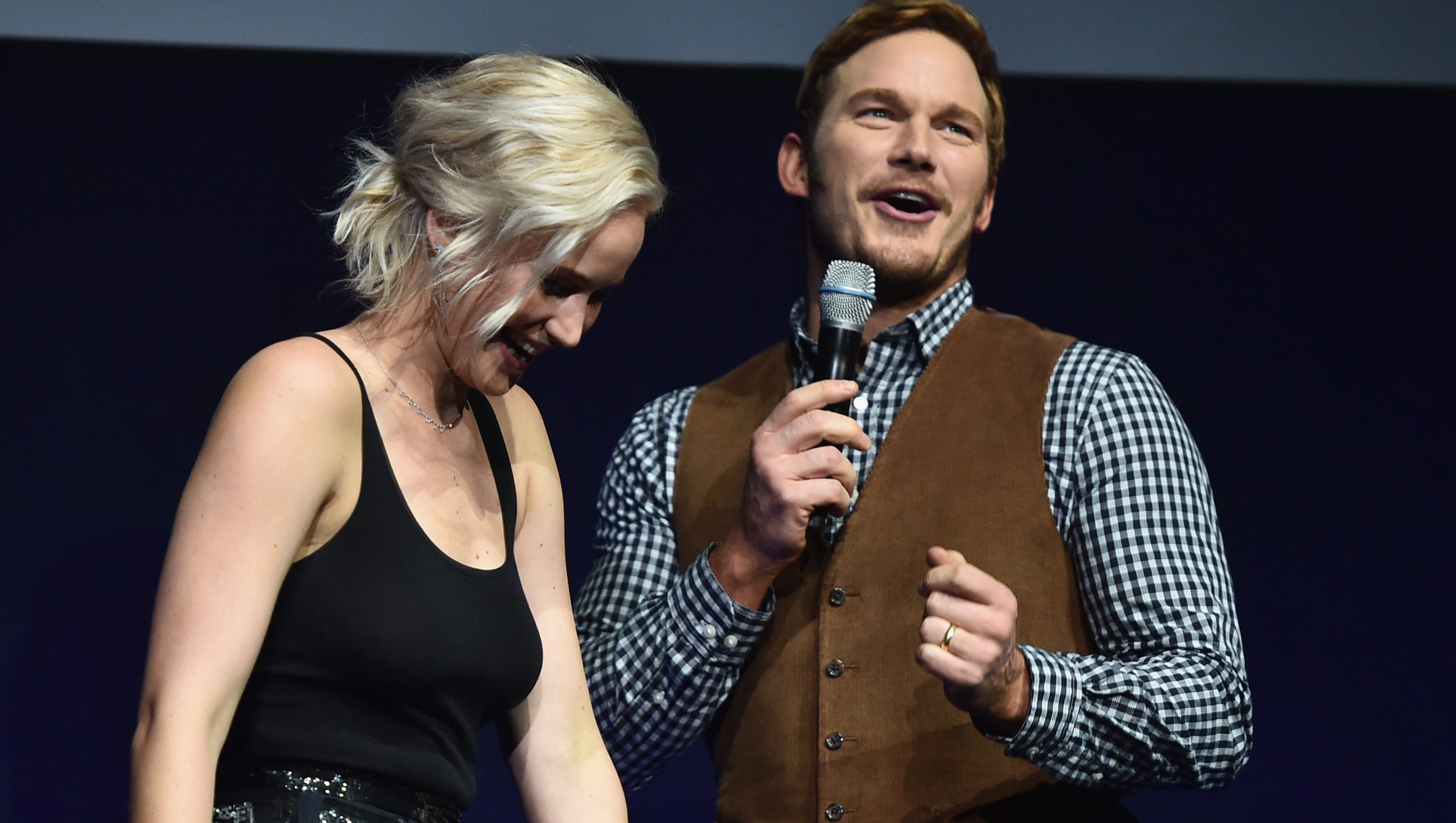 Cinemacon Chris Pratt Drops The Mic On J Law S Foot