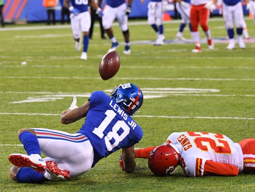 New York Giants wide receiver Roger Lewis catches a