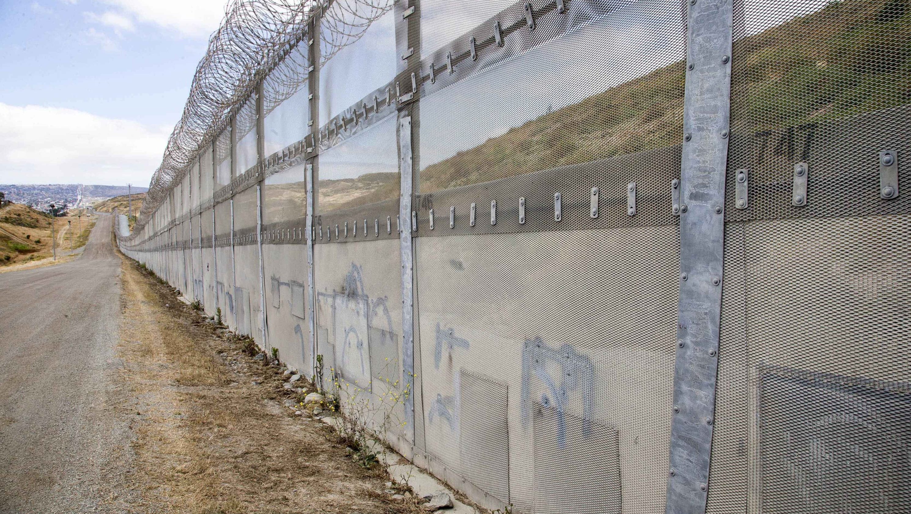 THE WALL How long is the U.S.Mexico border?