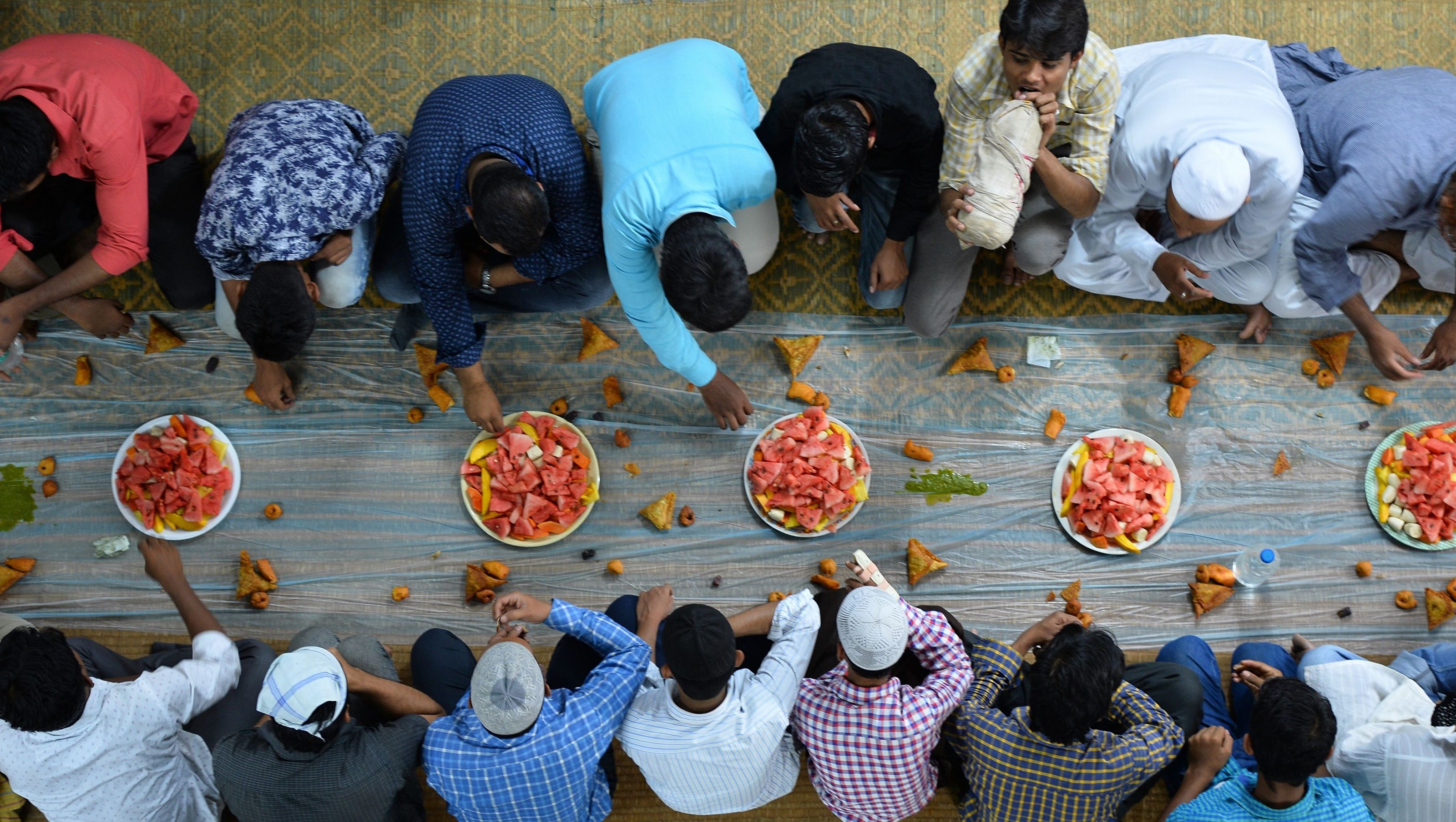 Во сколько сегодня едят мусульмане. Ифтар что это в Исламе. Еда мусульман. Разговение в Рамадан.
