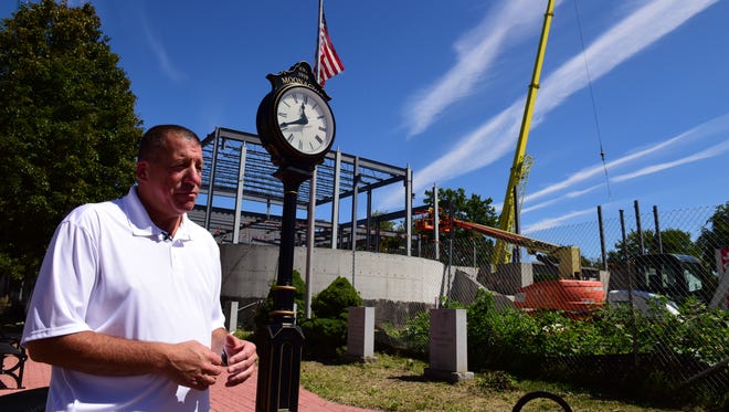 Moonachie Mayor Dennis Vaccaro in front of the new municipal building, which is under construction, five years after it was flooded during Superstorm e Sandy.