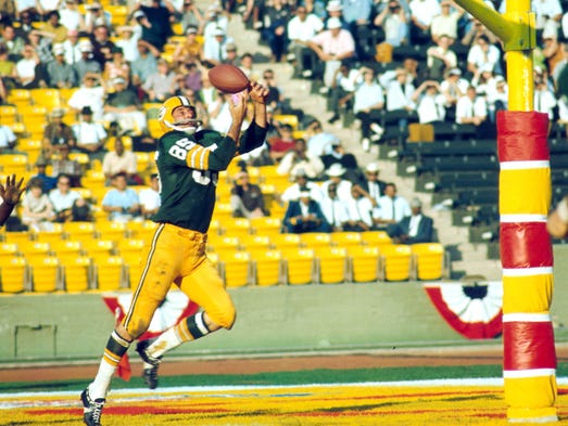 Super Bowl I (Packers 35, Chiefs 10): Green Bay Packers wide receiver Max McGee makes a juggling touchdown catch during the first Super Bowl. Packers quarterback Bart Starr was named MVP.