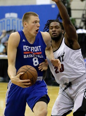 Pistons forward Henry Ellenson moves to the basket as he is guarded by Heat forward Justise Winslow at the 2016 Orlando Pro Summer League.