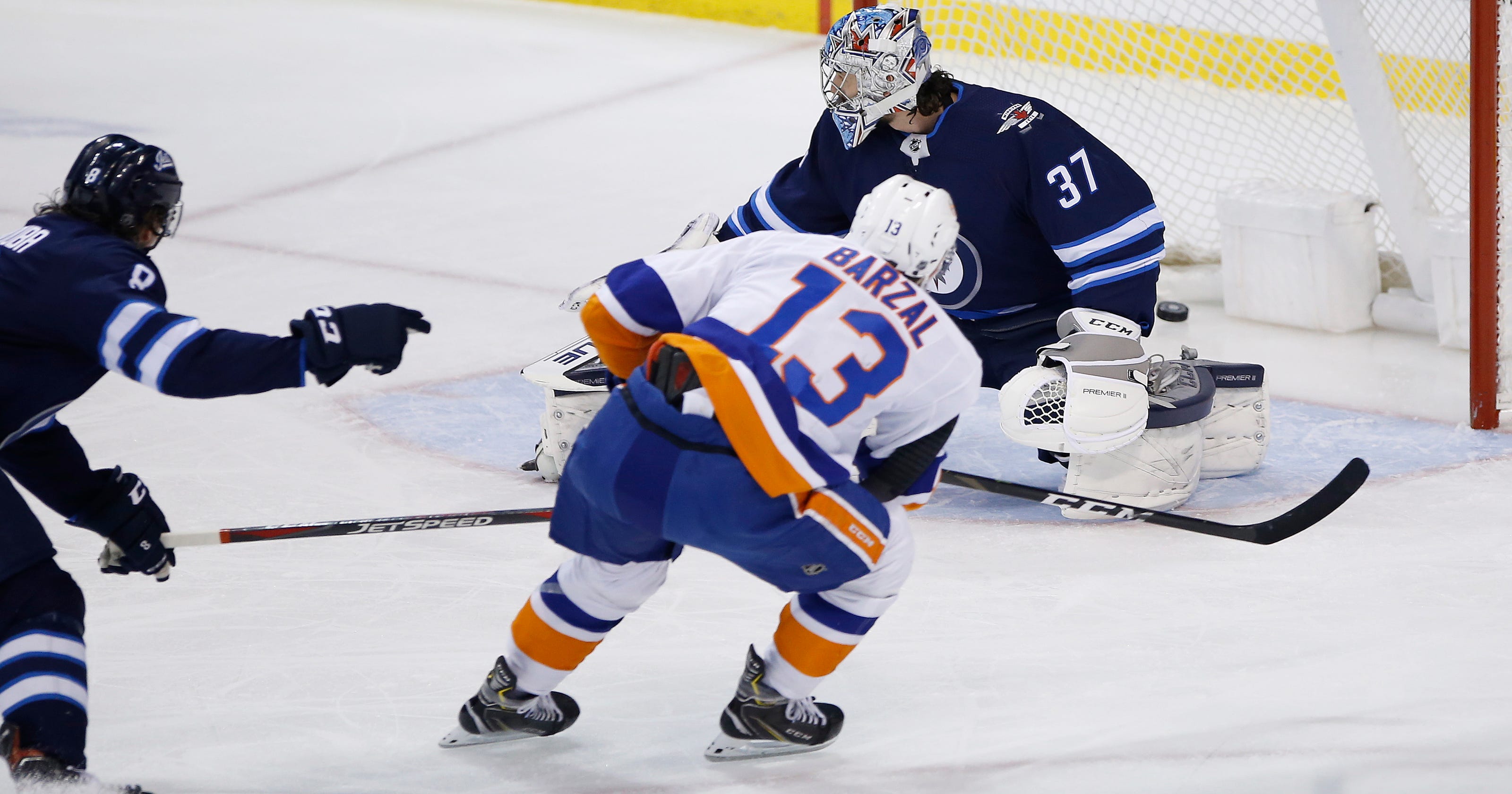 Islanders rally with 2 late goals to beat Jets 5-4