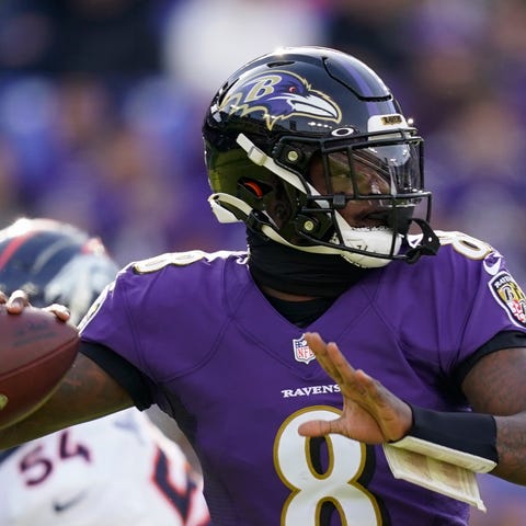 Baltimore Ravens quarterback Lamar Jackson (8) loo
