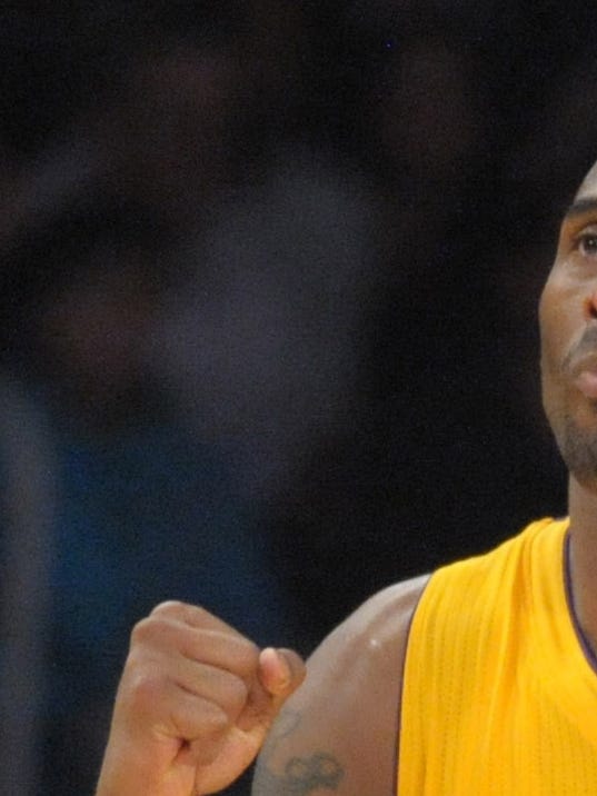 Kobe Bryant embraces defensive role as Lakers top Bucks