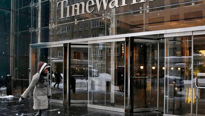 Time Warner sees earnings rise in fourth quarter.