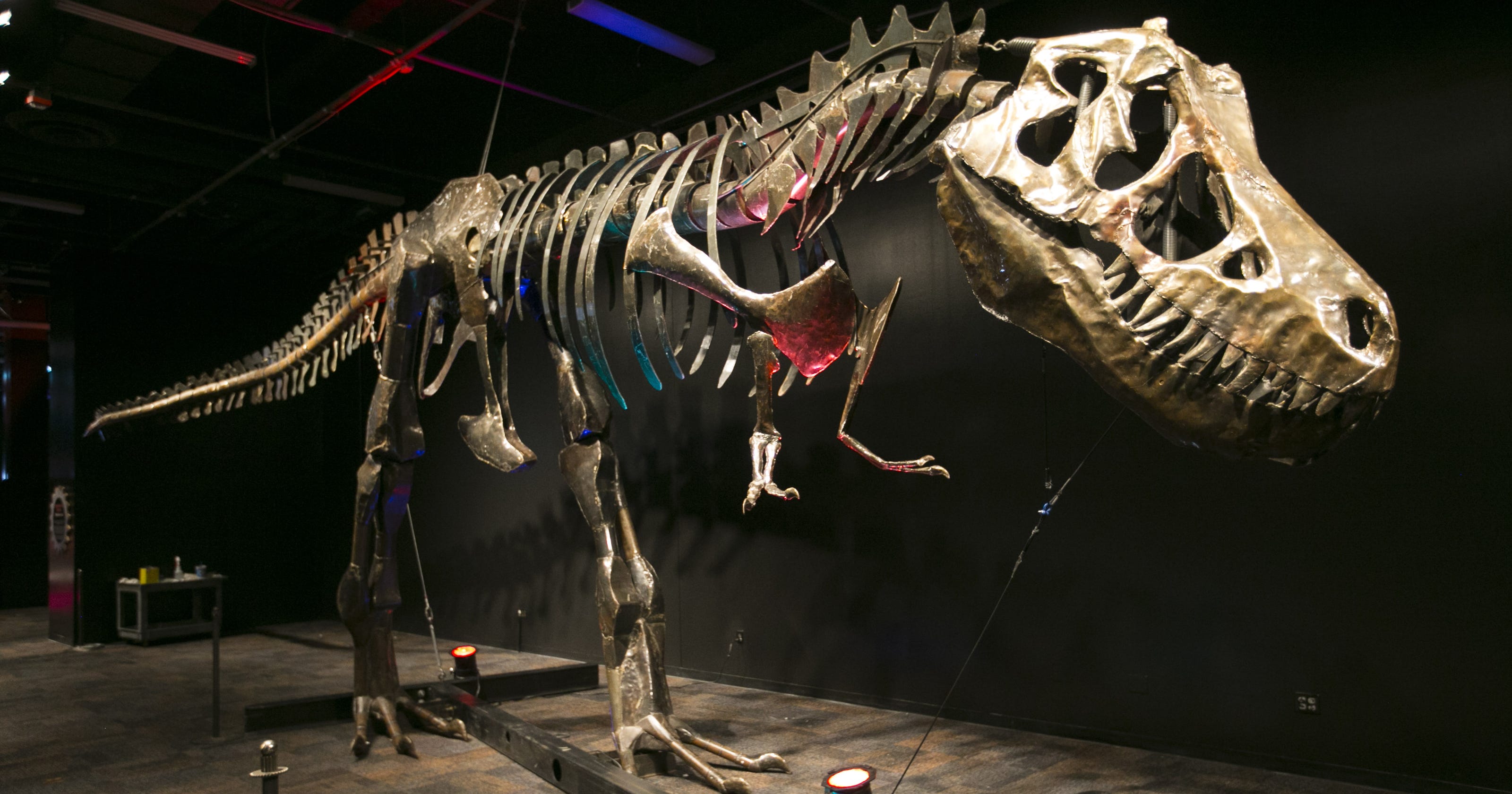 T-Rex, robotic dinos invade Arizona Science Center