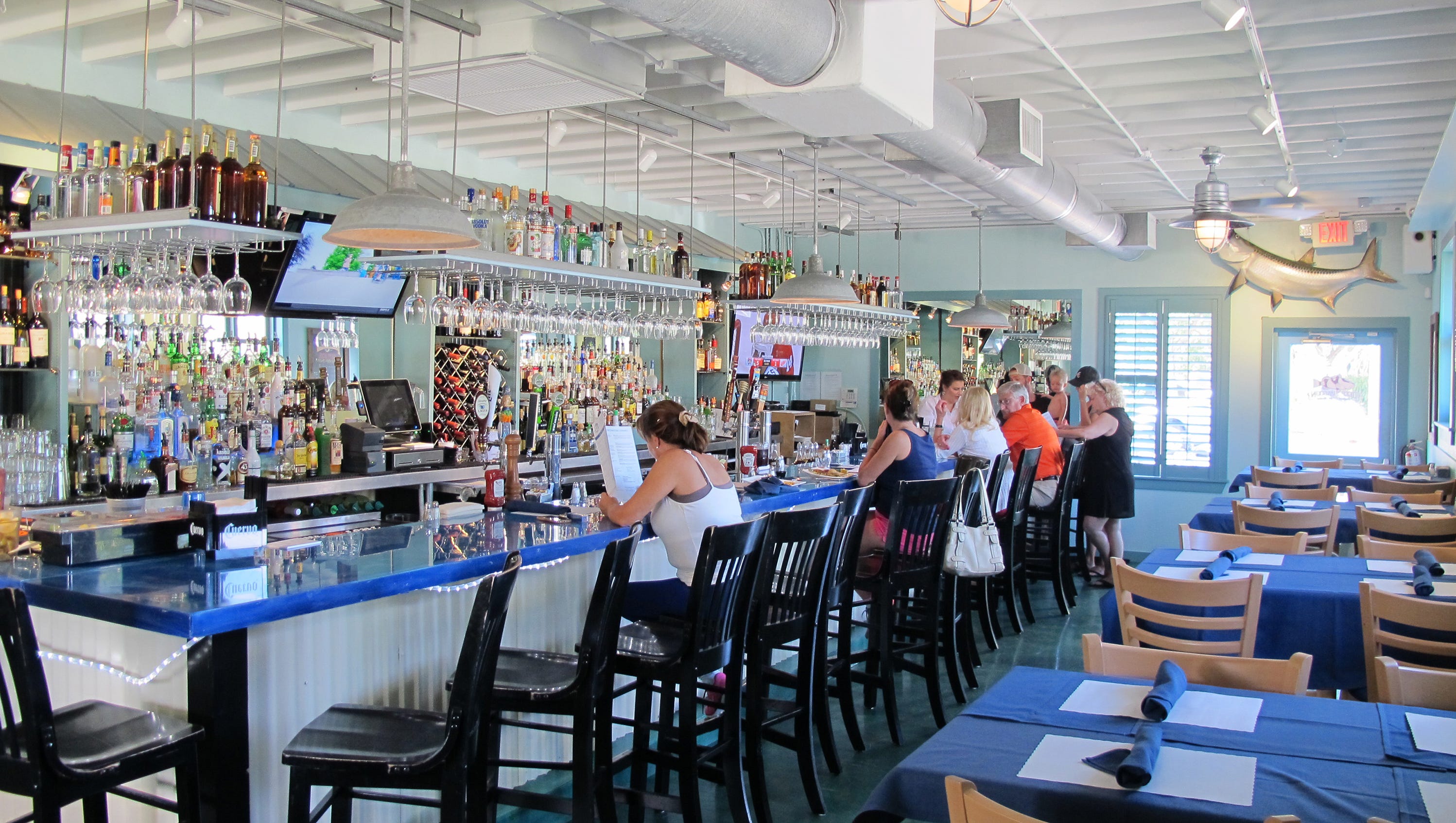 Review Pinchers Turns Old Randy S Fishmarket Into Deep Lagoon