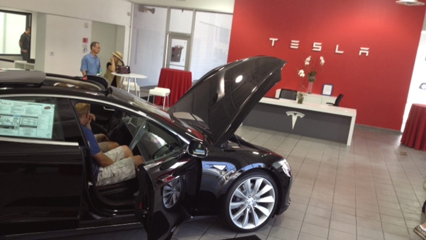 Tesla Palm Springs: Cathedral City showroom opens