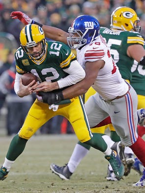 Green Bay Packers quarterback Aaron Rodgers (12) gets