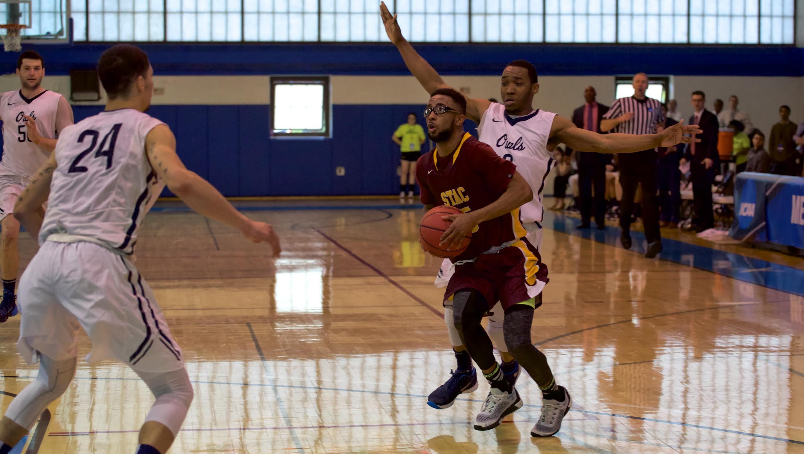 Brawl Mars St Thomas Aquinas Win In Ncaa D Ii Playoffs